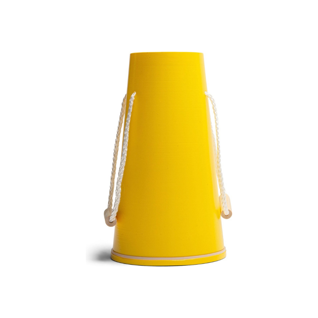 Cofre cone amarelo com cordas laterais em fundo branco