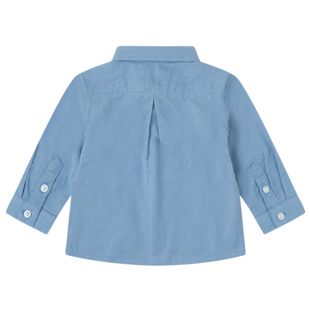 Camisa azul clara de manga comprida para criança vista de trás