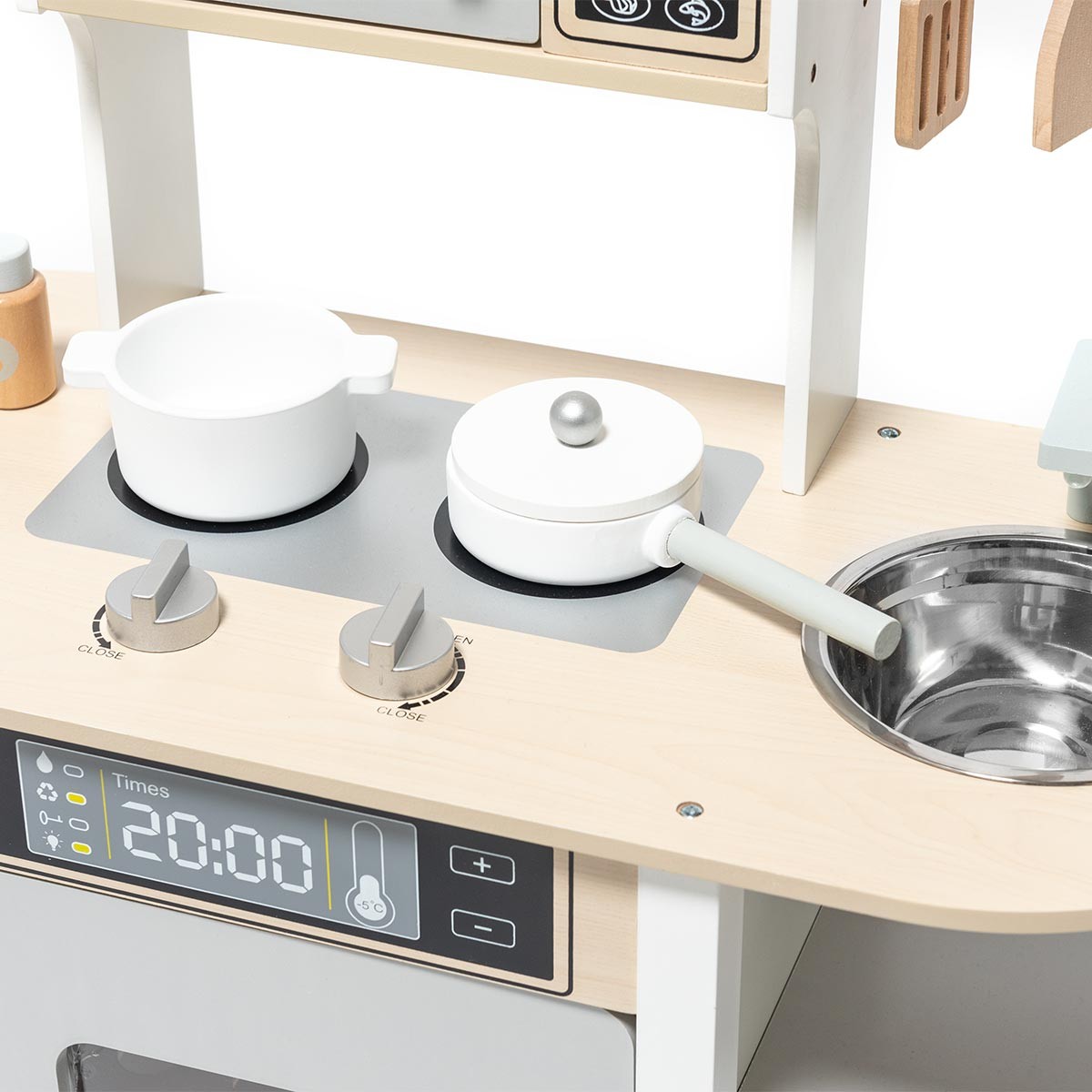 Cozinha de brincar com tachos brancos e pia em aço inoxidável