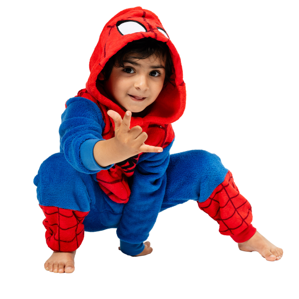 Criança com macacão infantil azul e vermelho com padrão de Homem-Aranha