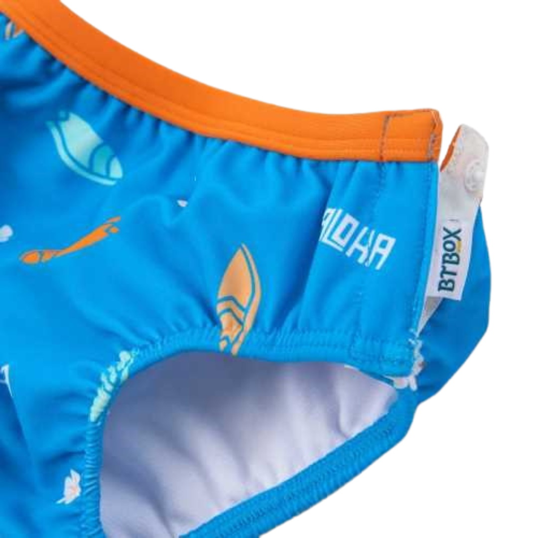 Cuecas de banho azuis com padrão de pranchas de surf e cintura laranja