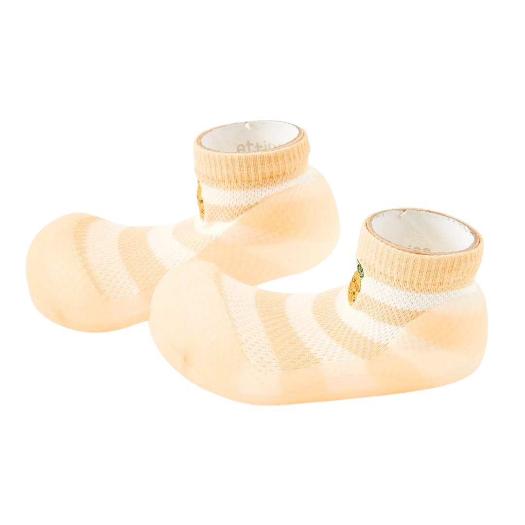 Sapatinhos de bebé bege e branco com sola de borracha