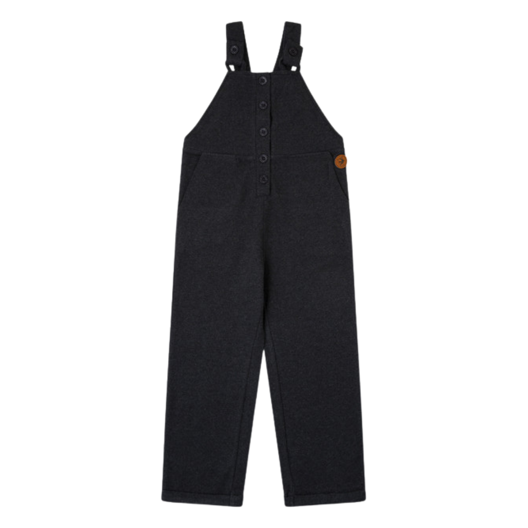 Jardineiras pretas com botões frontais e alças, com bolso e etiqueta castanha.