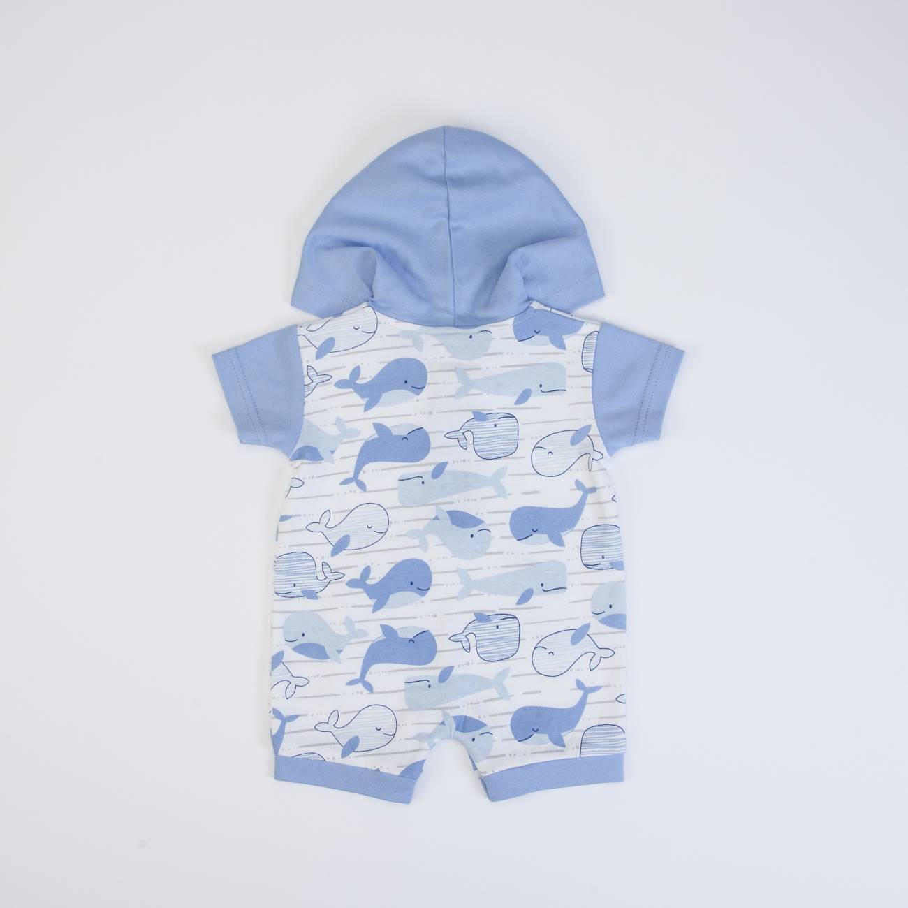 Macacão curto com capuz azul claro e branco com padrão de baleias azuis