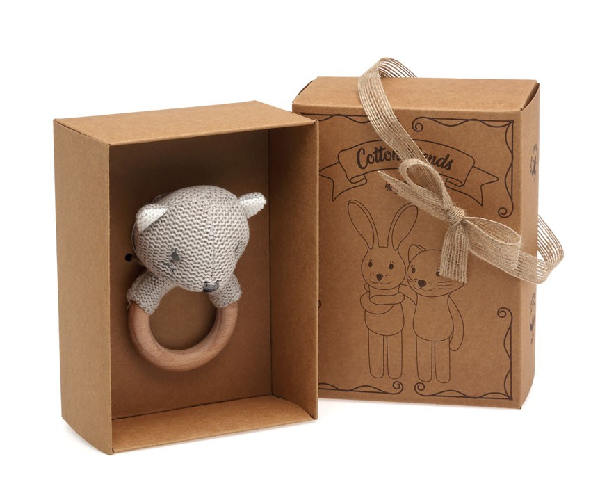 Anel de dentição de madeira com coelho de algodão cinza em caixa de cartão castanho