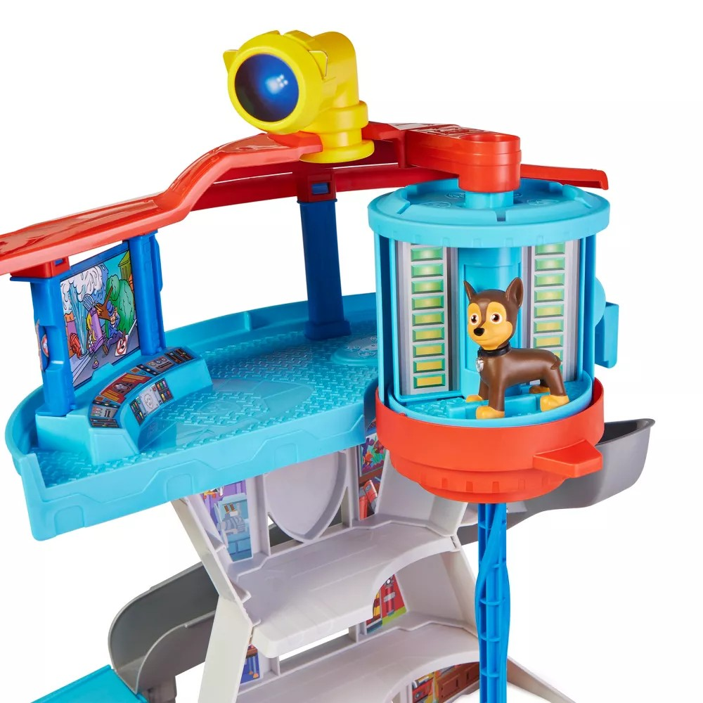 Conjunto de brinquedo com rampa laranja, base azul e branca, torre azul com figura de cão