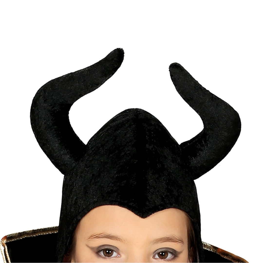 Chapéu preto aveludado com dois chifres curvados.