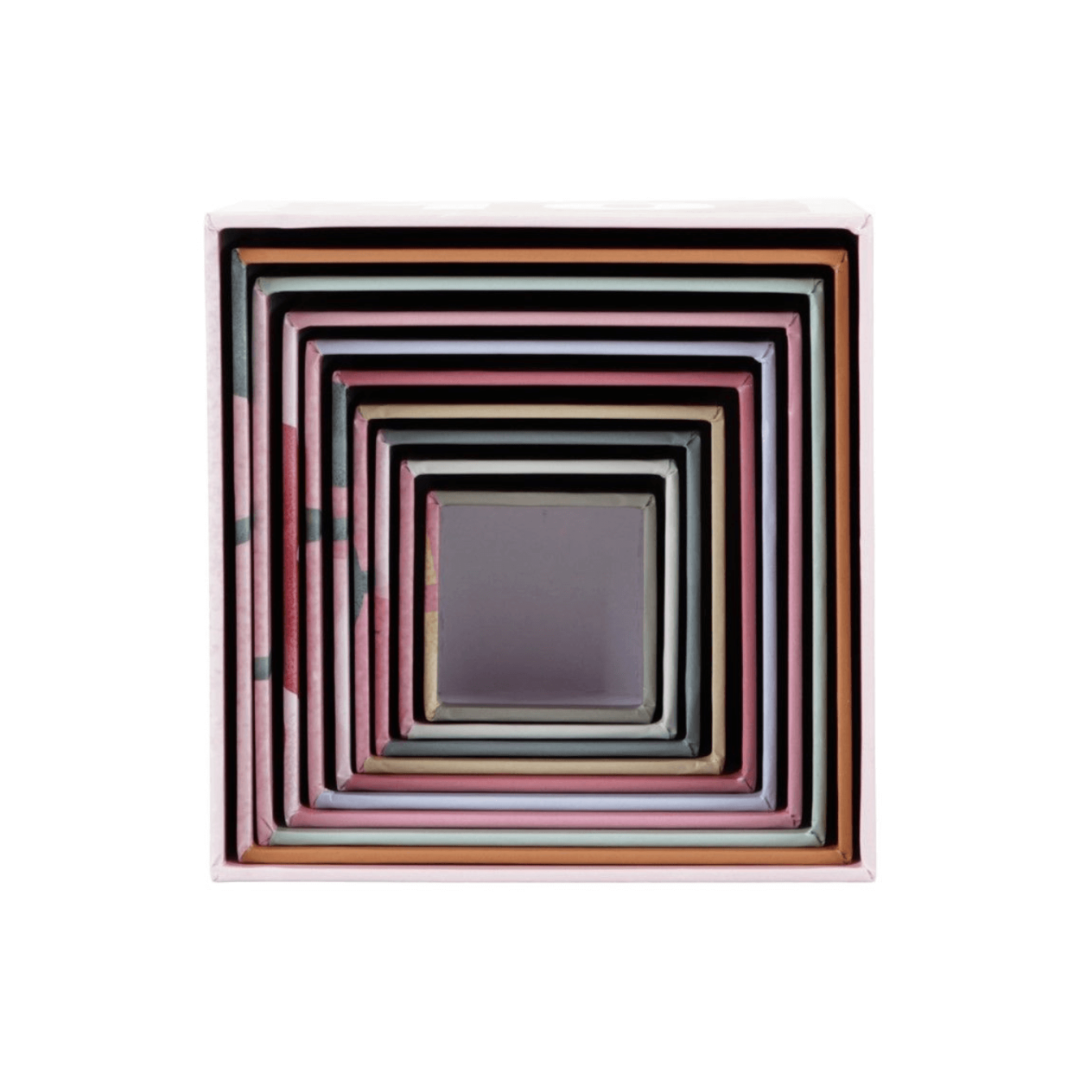 Conjunto de molduras quadradas coloridas organizadas por tamanho sobre fundo branco