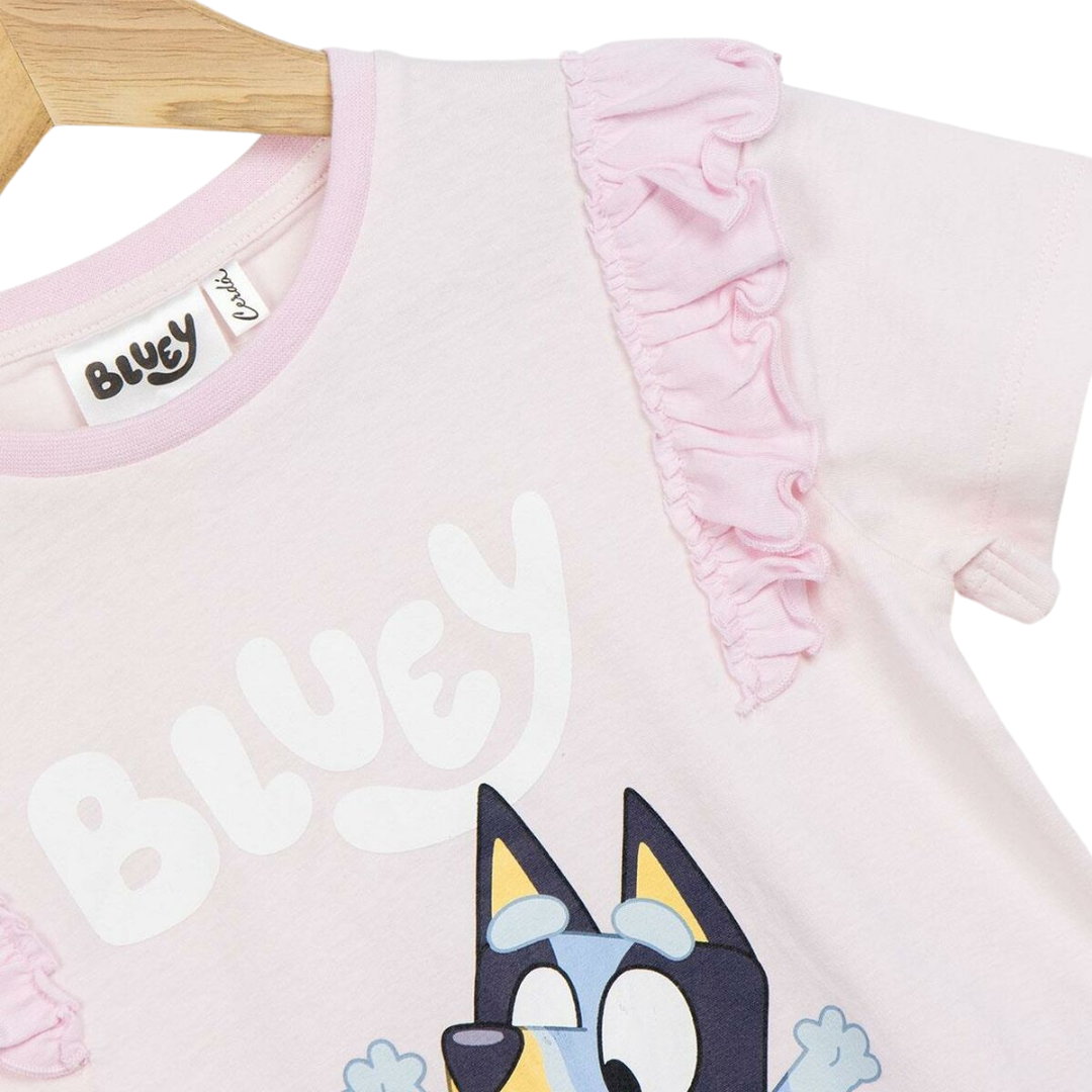 T-shirt rosa com estampa do personagem Bluey e detalhes franzidos nas mangas