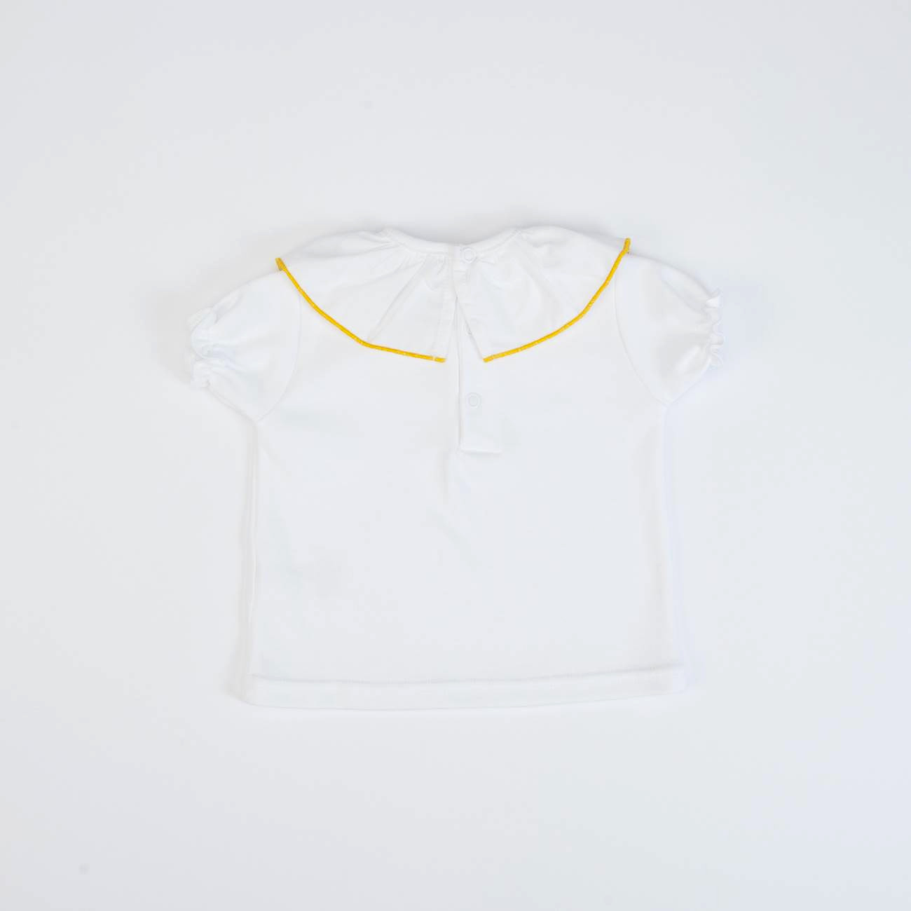 T-shirt branca infantil com gola larga e linha amarela