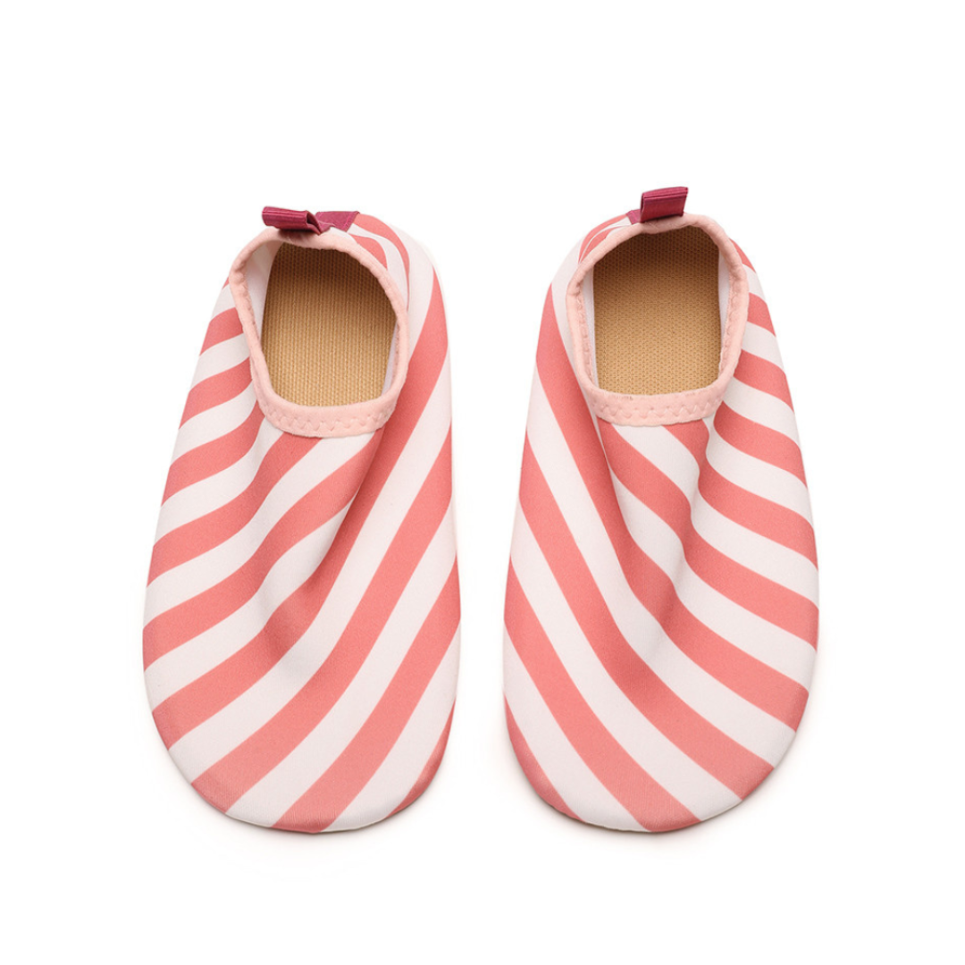 Sapatos infantis risca rosa e branco macios e flexíveis