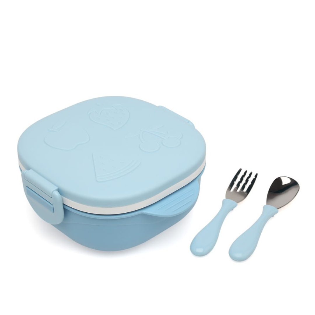 Marmita azul clara com tampa decorada com frutas em relevo e talheres azuis claros