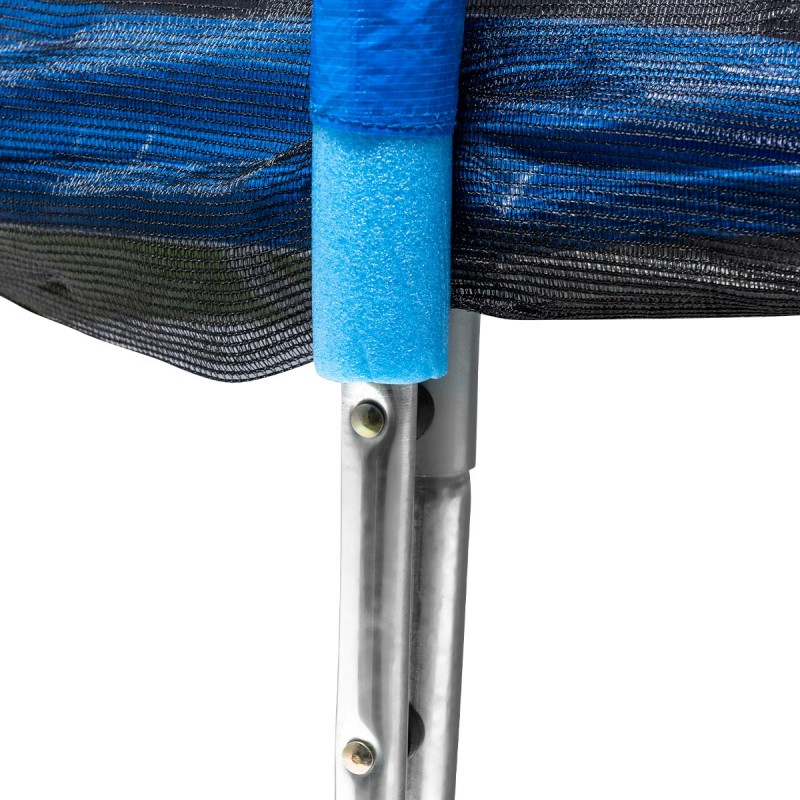 Estrutura metálica e rede de trampolim com proteção de espuma azul