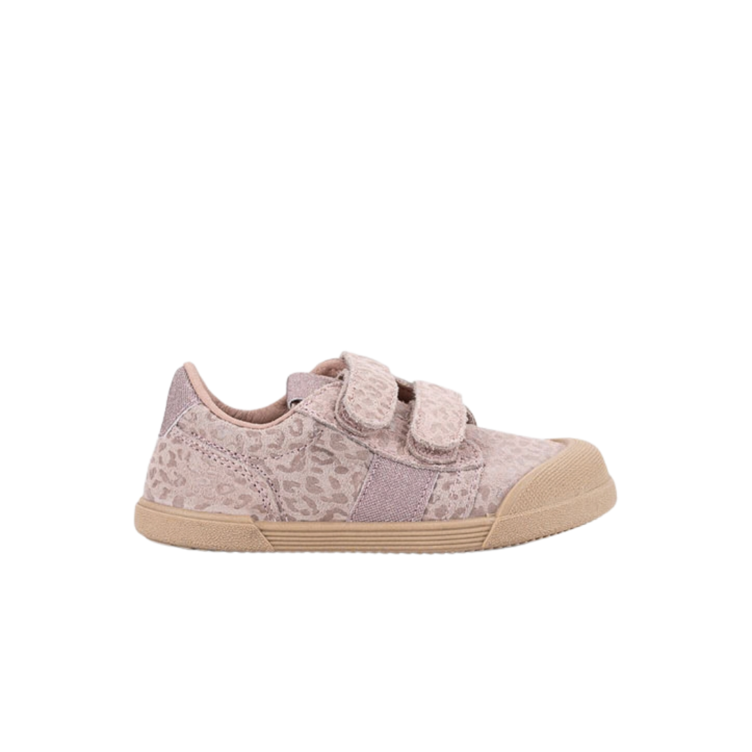 Ténis infantil bege claro com padrão animal print e fecho velcro.
