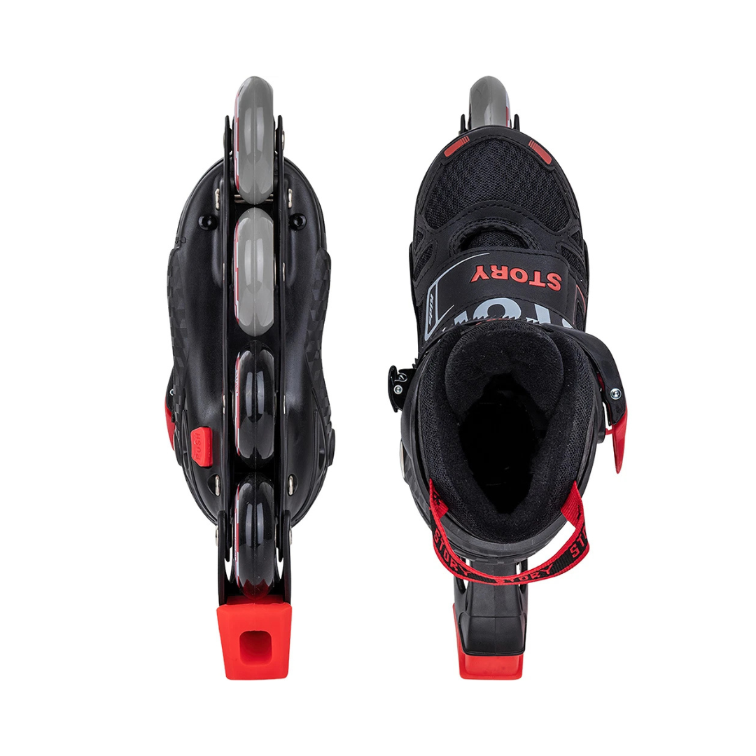 Patins em linha preto e vermelho com quatro rodas cinza.