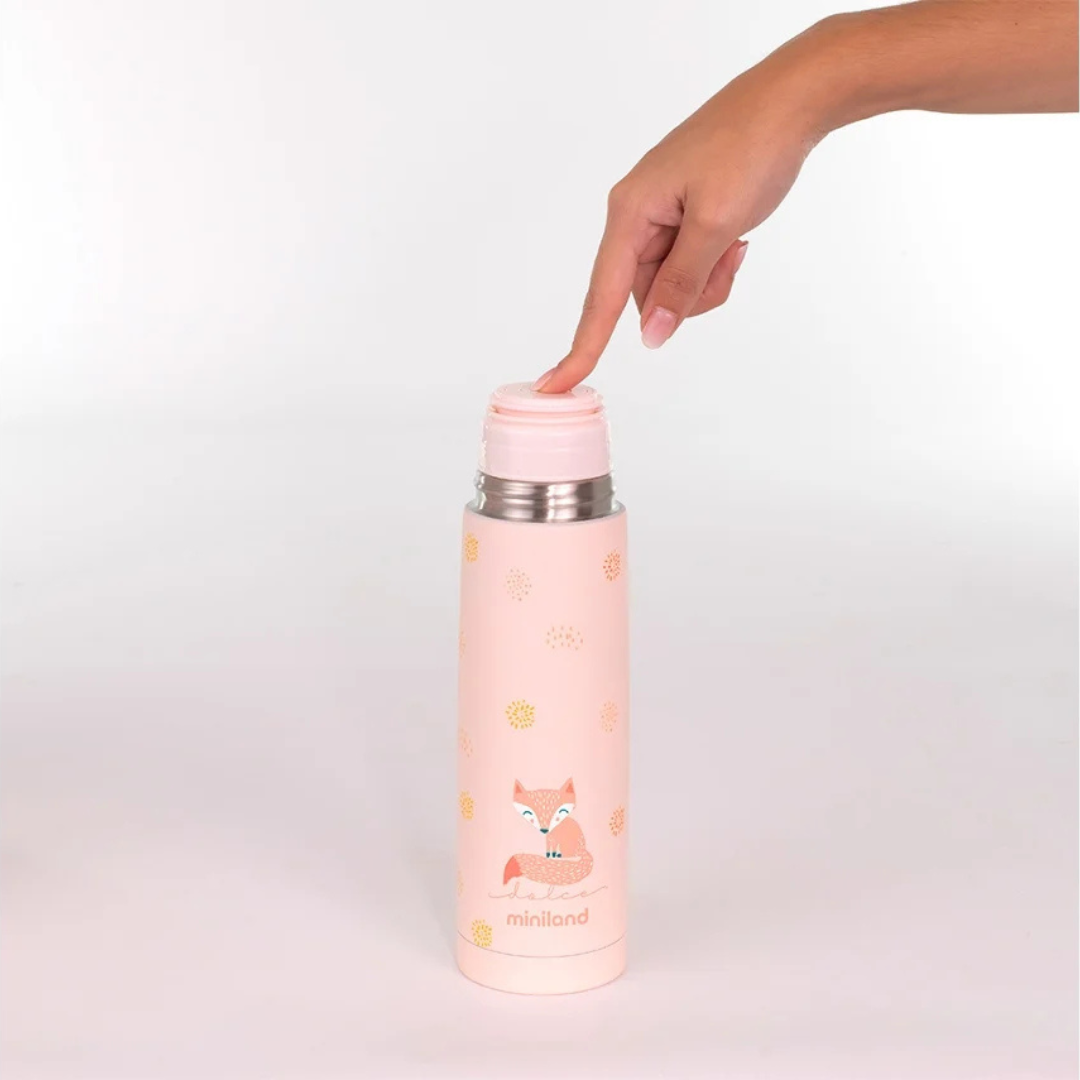 Garrafa térmica rosa com estampa de raposa e tampa cor de rosa com dedo a tocar