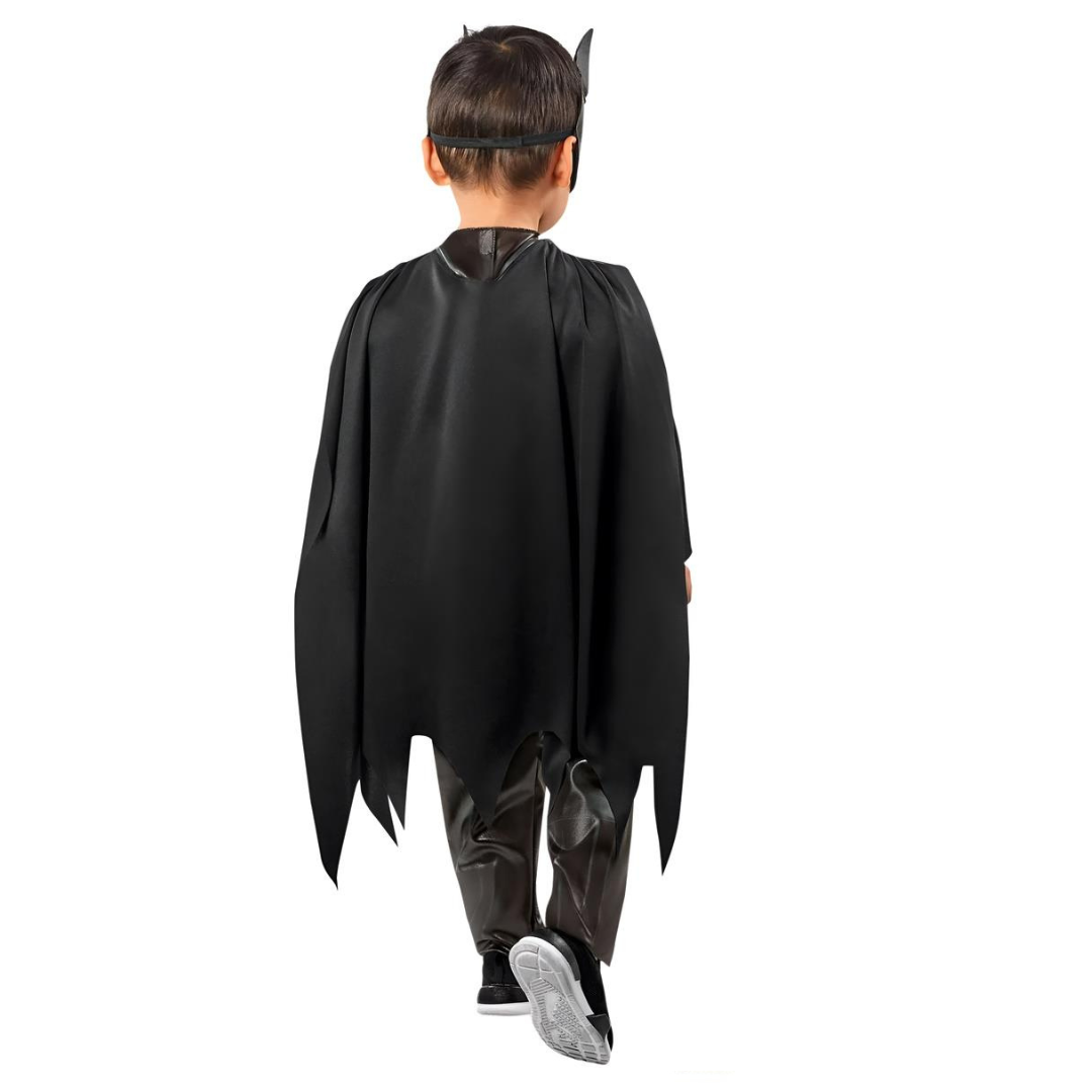 Criança com fato preto de super-herói e máscara