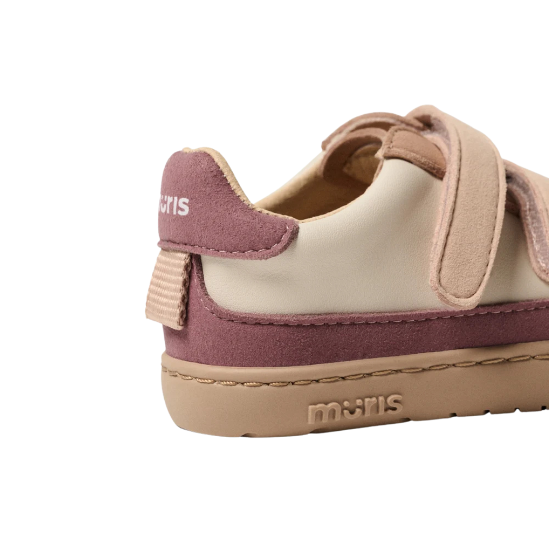 Tênis bege e rosa velho com sola bege e fechos de velcro