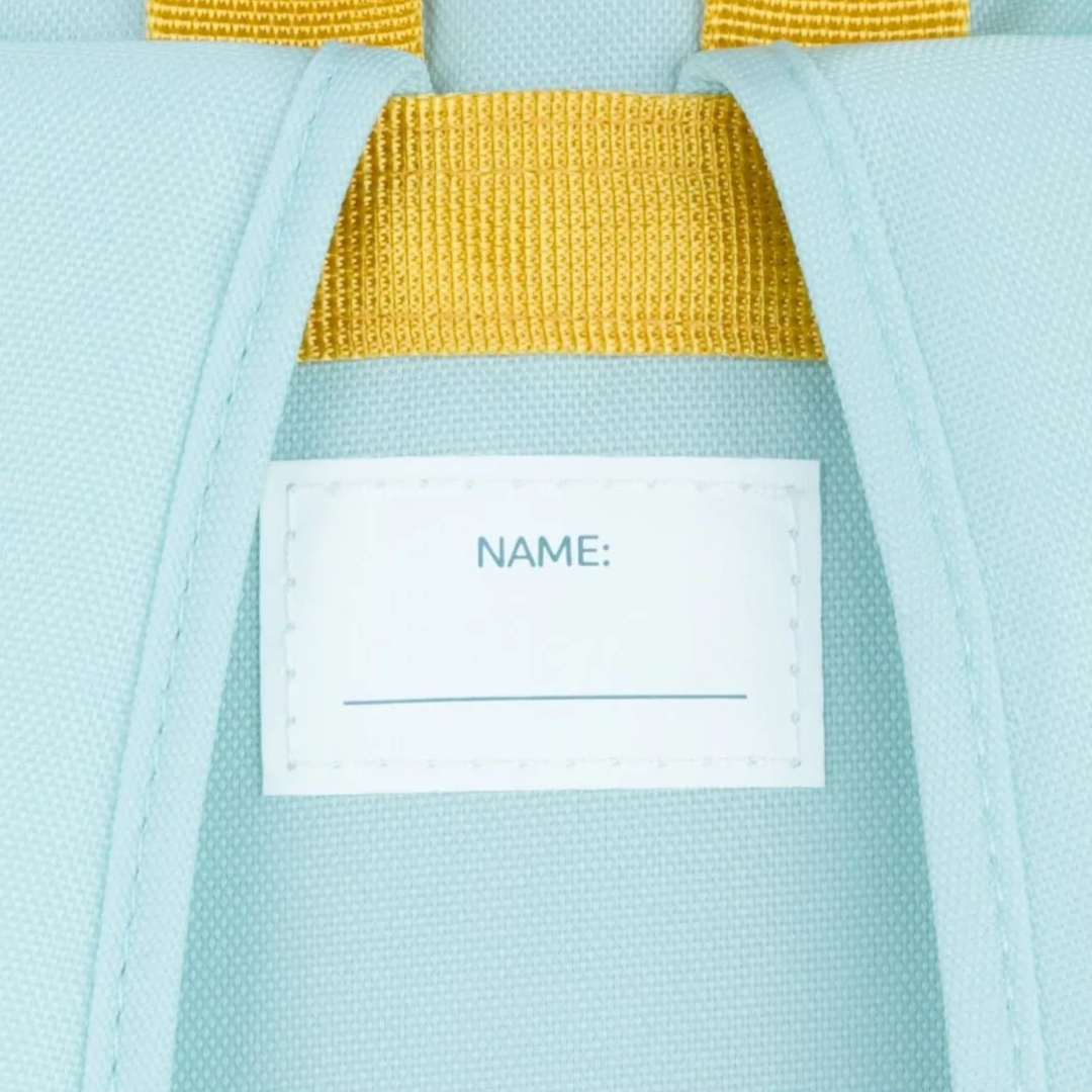 Mochila azul claro com alças amarelas e etiqueta de identificação branca