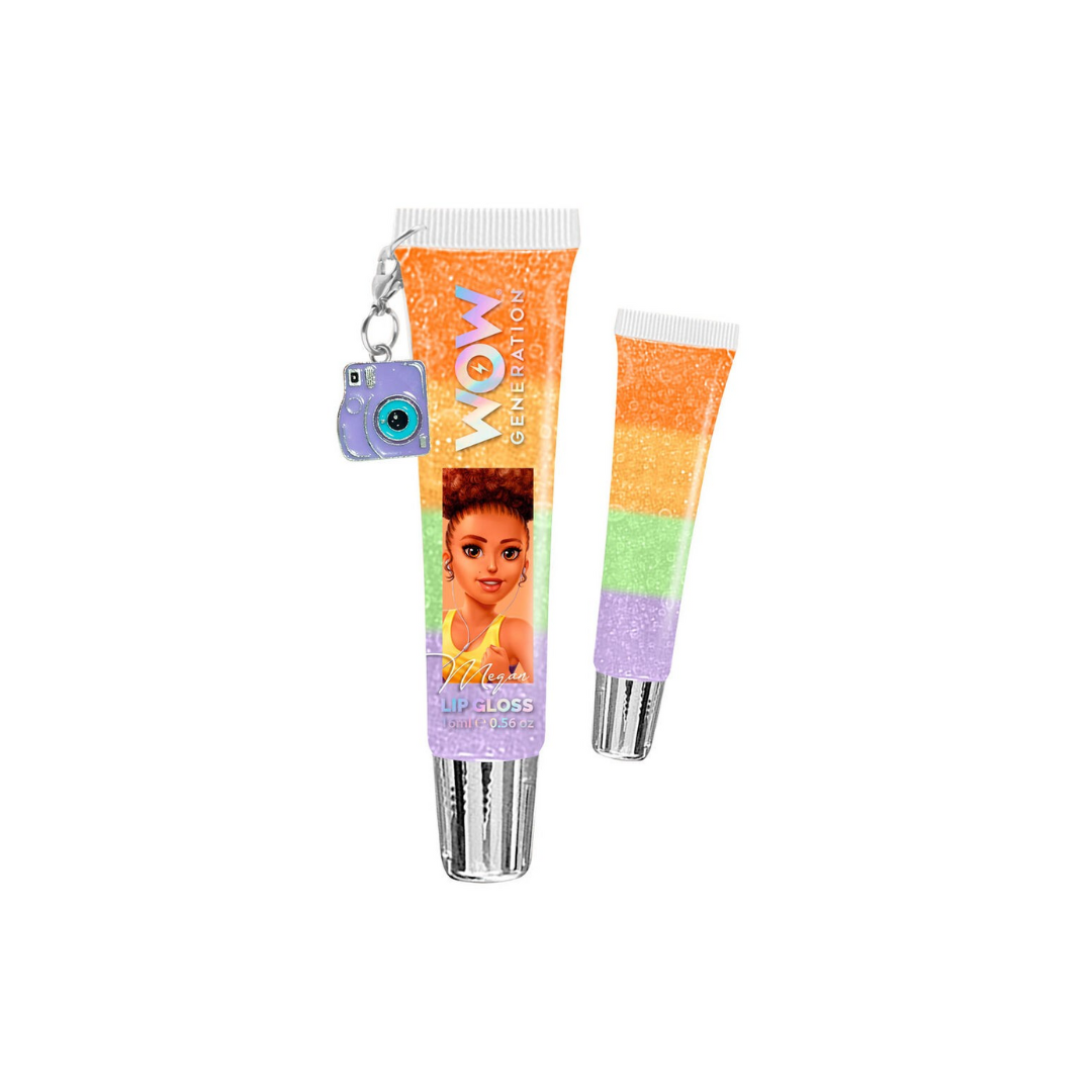 Dois tubos de lip gloss coloridos com tampa prateada e pingente de câmera num fundo branco