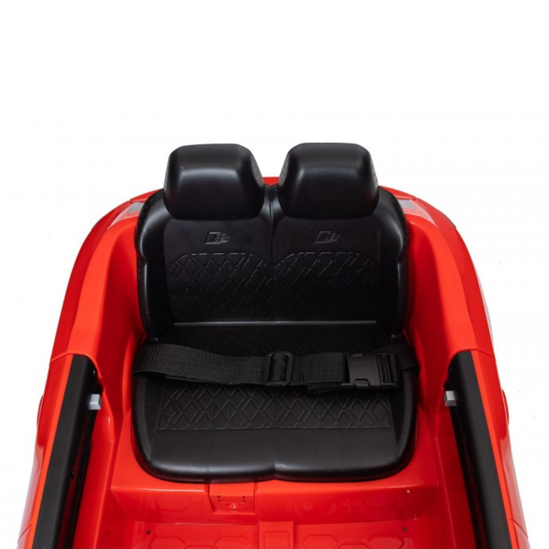 Assento duplo preto em carrinho infantil vermelho com cintos de segurança.