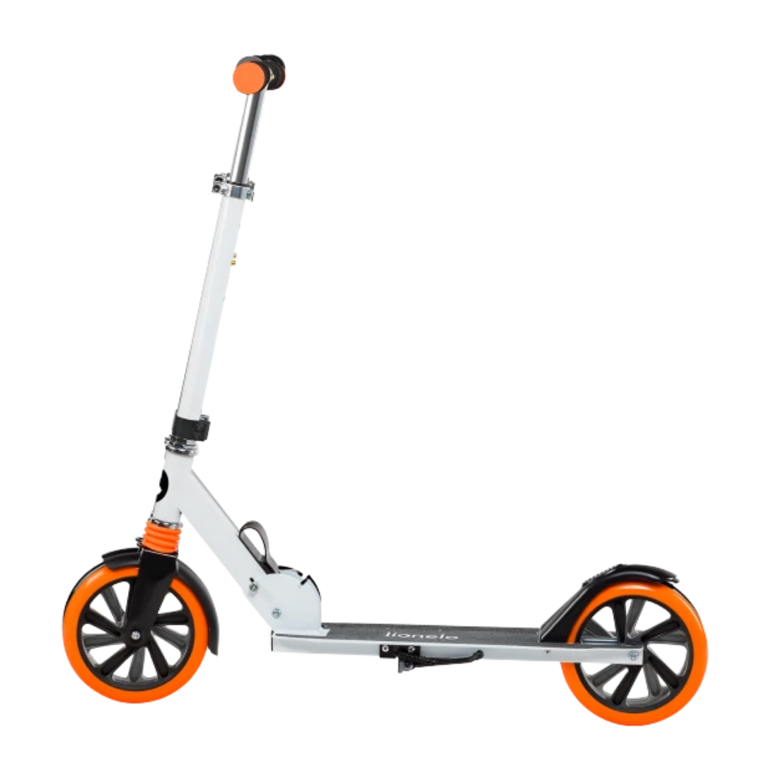 Trotinete branca com rodas laranja e preto em fundo branco