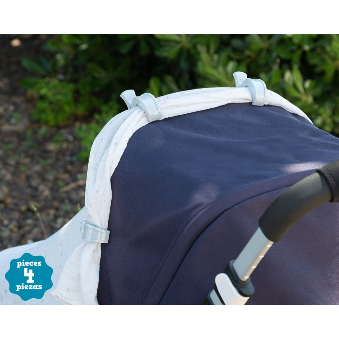 Cobertura azul escuro para carrinho de bebé com presilhas brancas e etiqueta azul