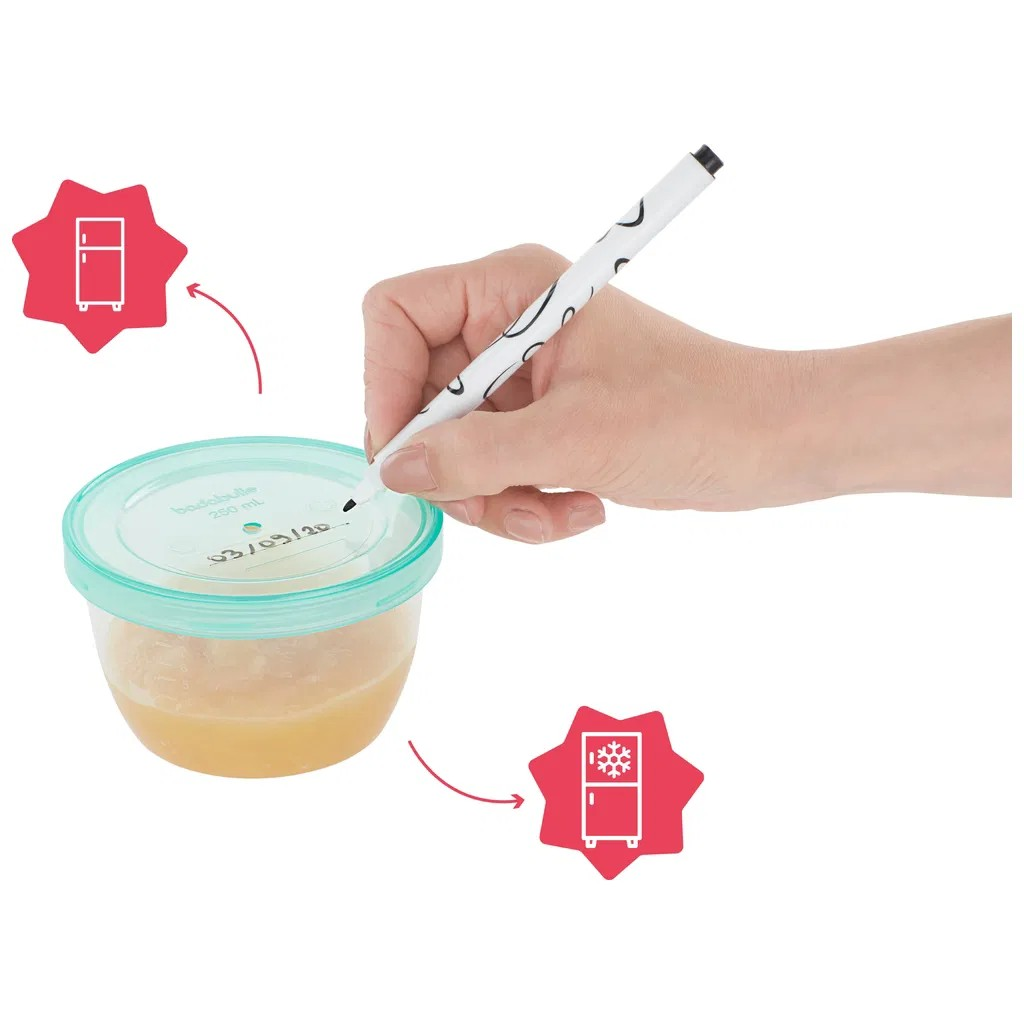 Recipiente plástico com tampa azul, líquido amarelo e mão a escrever na tampa.