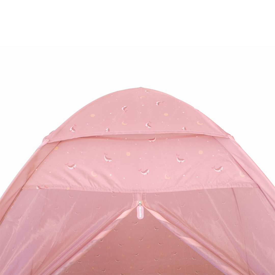 Tenda rosa com padrão de luas e pássaros e porta em rede aberta