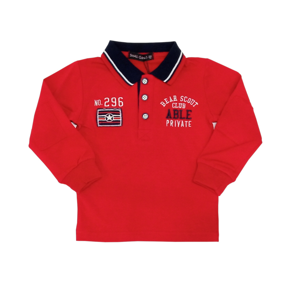 Polo infantil vermelho de manga comprida com gola azul escura listrada e estampas brancas e pretas