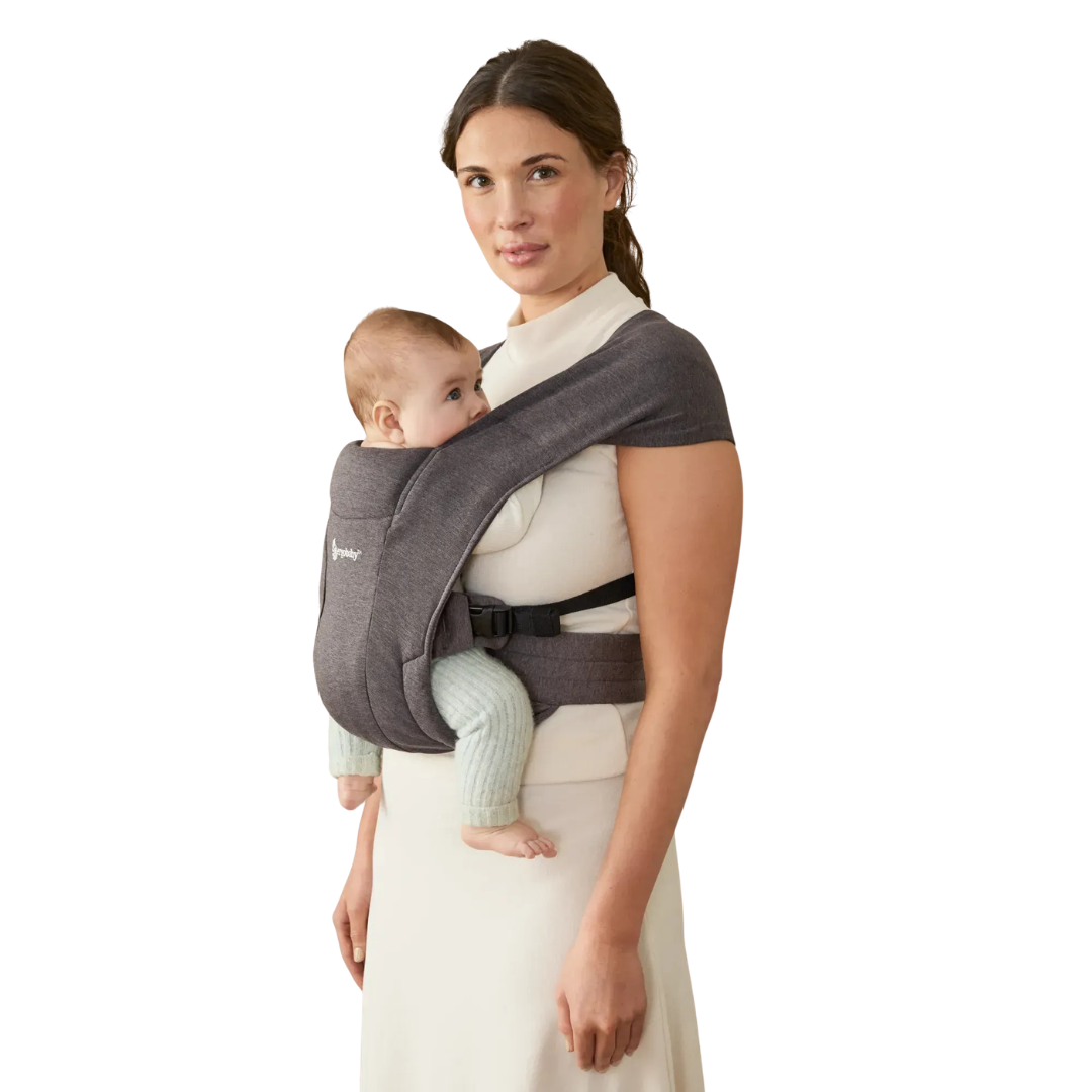 Porta-bebés ergonómico cinzento escuro com bebé num fundo branco