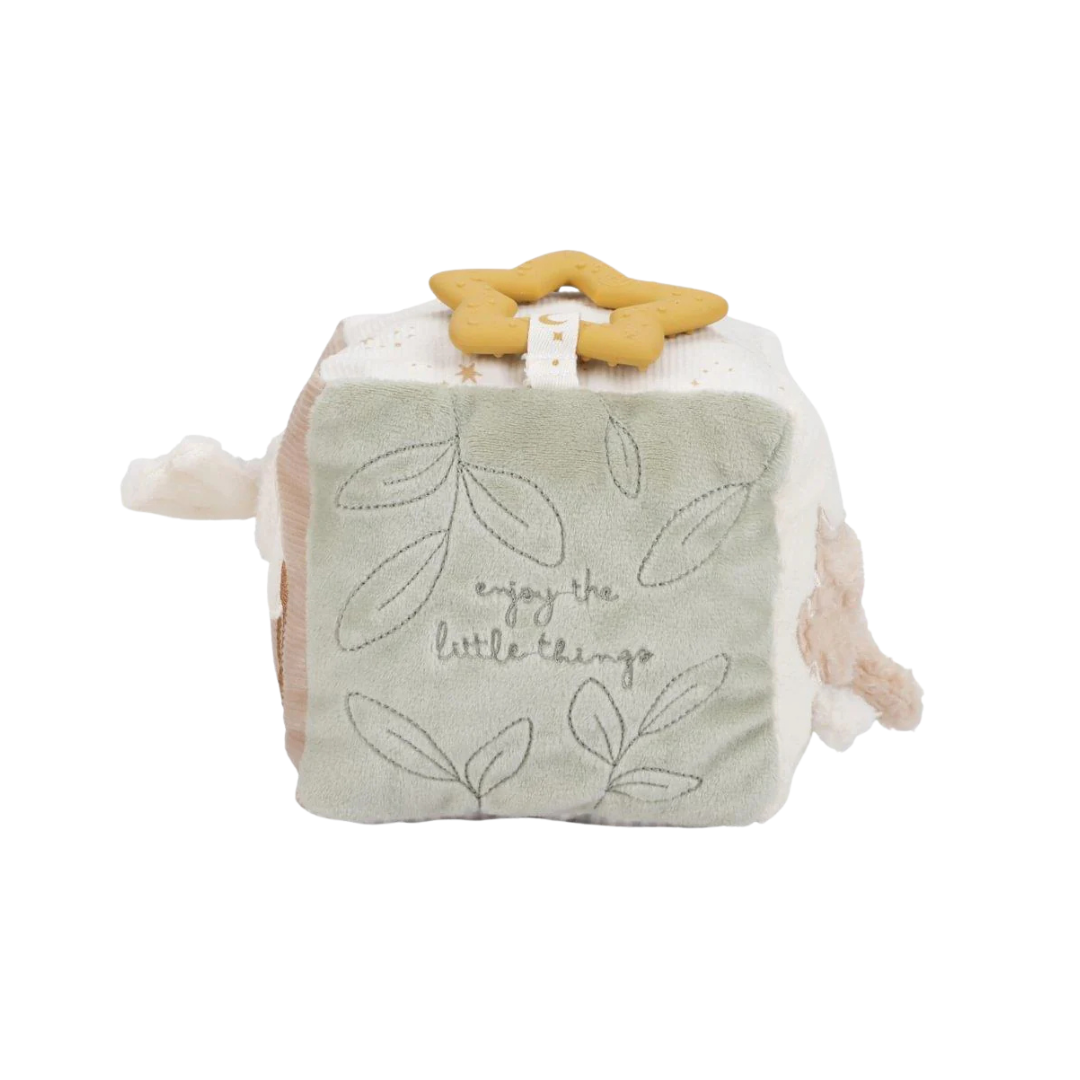 Bloco macio de tecido com bordados e mordedor em forma de estrela