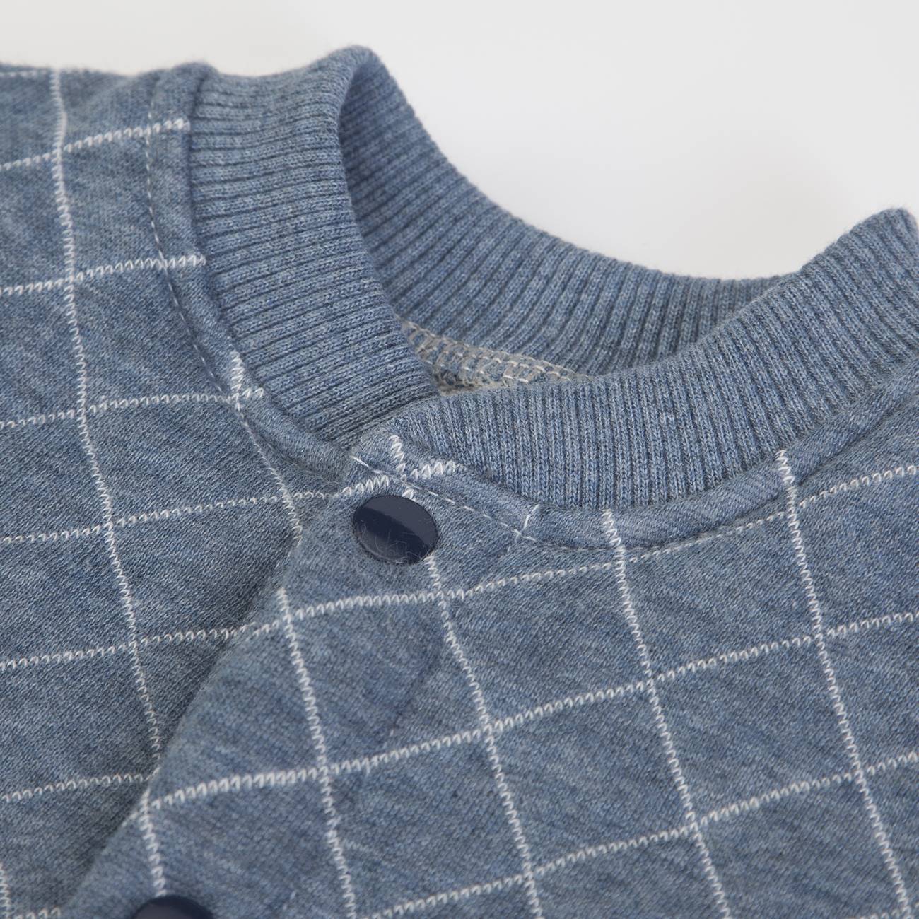 Camisola de malha azul com padrão de quadrados e botões azuis