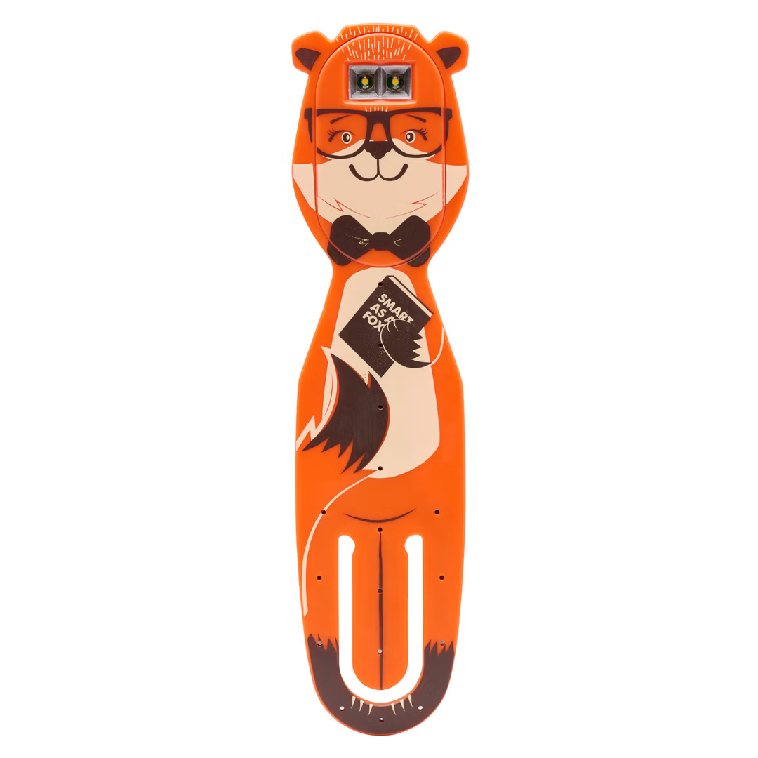 Prancha de skate laranja com ilustração de raposa com óculos e gravata borboleta