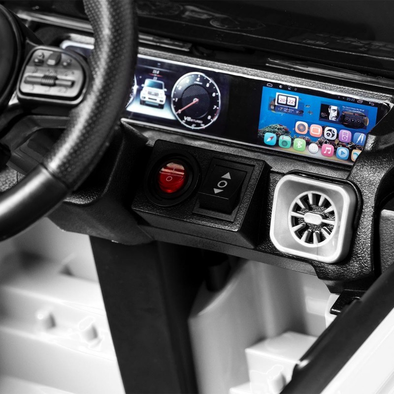 Painel de controlo de carro com volante, botão e ecrã digital