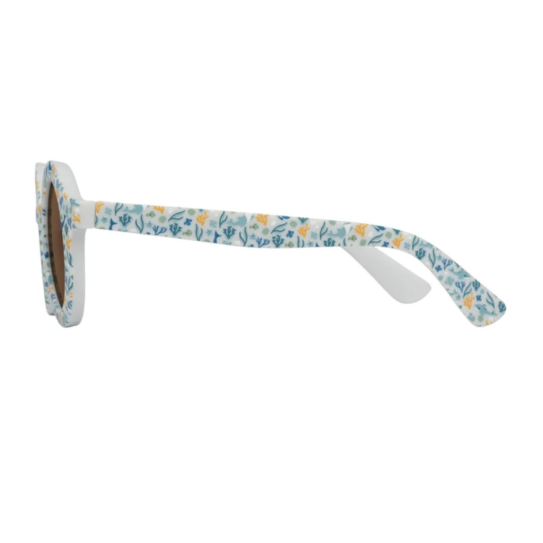 Óculos de sol com armação floral azul claro, amarelo e verde, lentes castanhas, vista lateral.