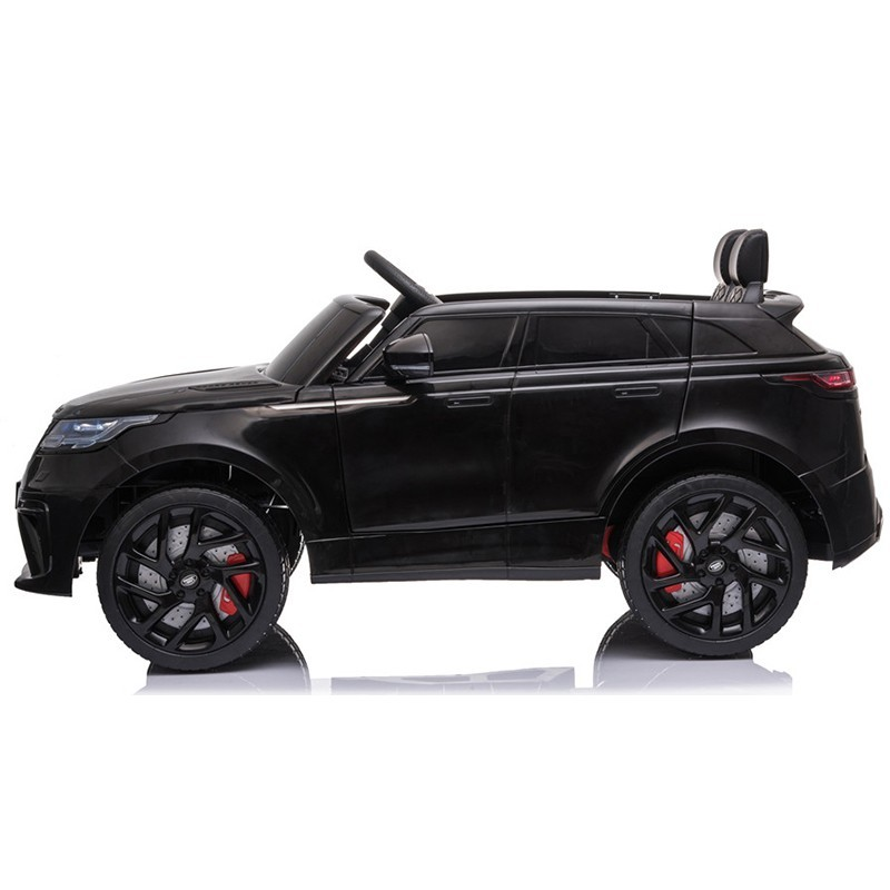 Carro elétrico infantil preto com rodas grandes e detalhes vermelhos