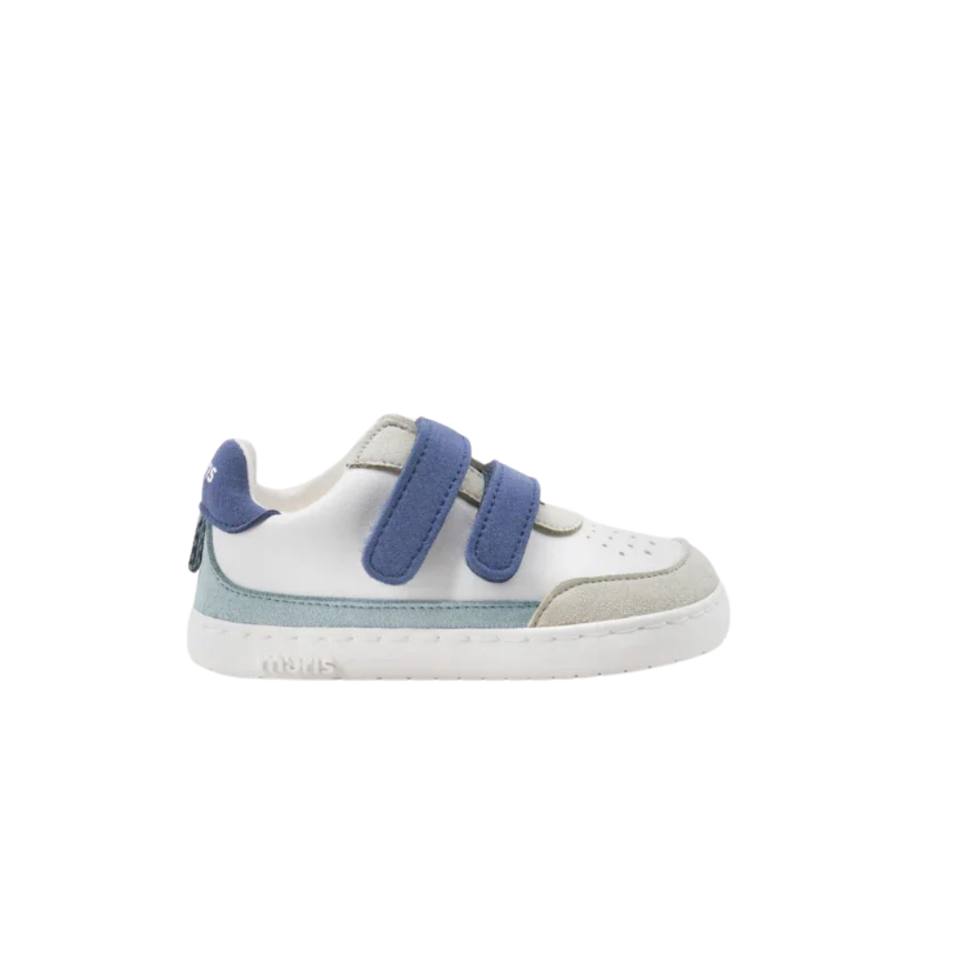 Tênis infantis branco com detalhes azuis e cinzentos e velcro azul