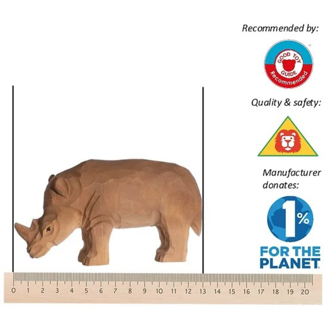 Figura de rinoceronte de madeira ao lado de régua e selos de qualidade