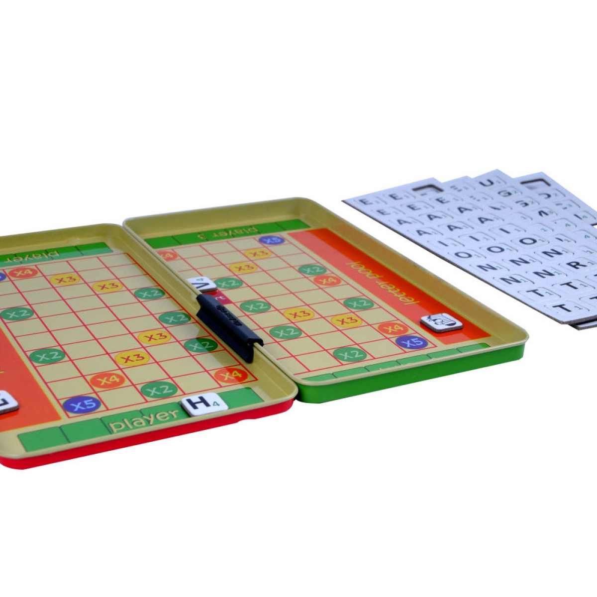 Jogo de tabuleiro estilo Scrabble com letras móveis e tabuleiro colorido.