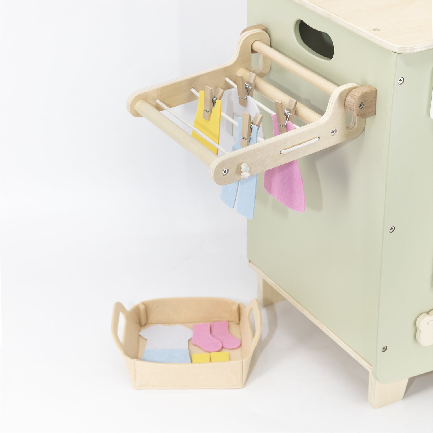 Secador de roupa de madeira para crianças com roupas de pano coloridas penduradas e bandeja com roupas de pano no chão