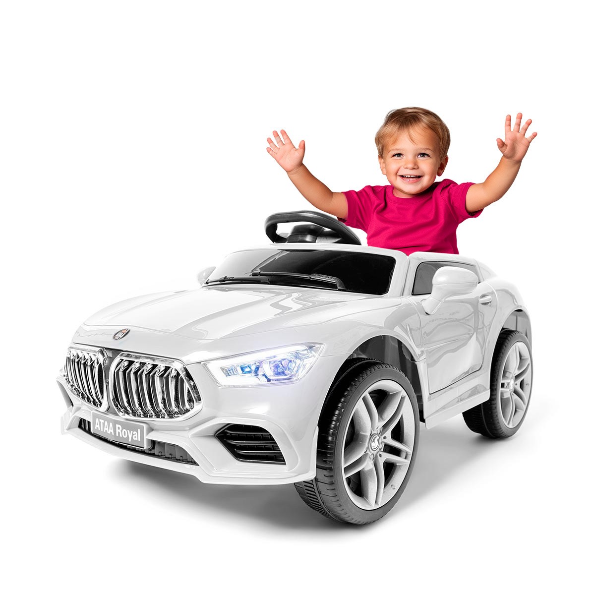 Carro elétrico de brinquedo branco com criança sorridente sentado