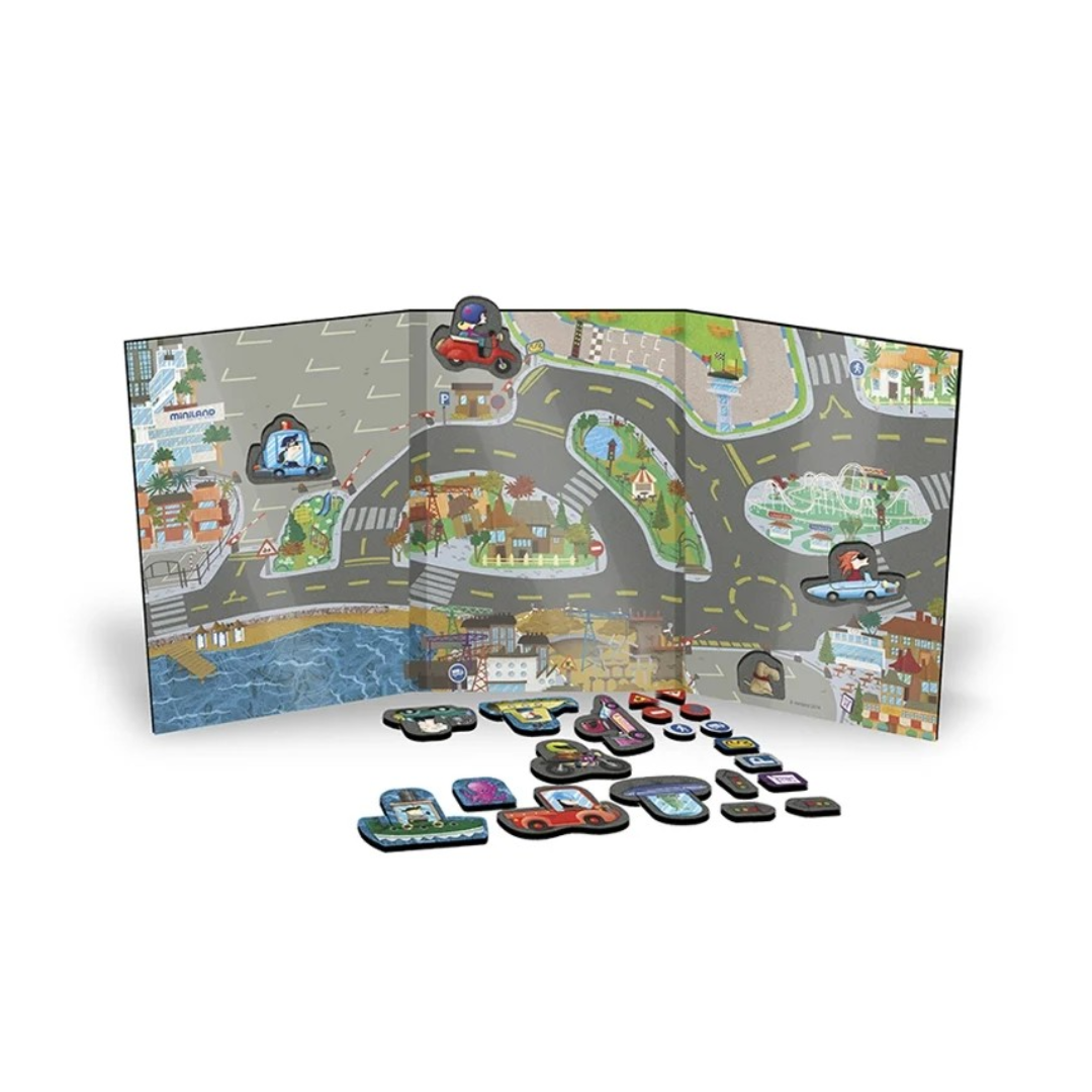 Jogo infantil com tabuleiro dobrável e peças destacáveis coloridas com tema de cidade e veículos