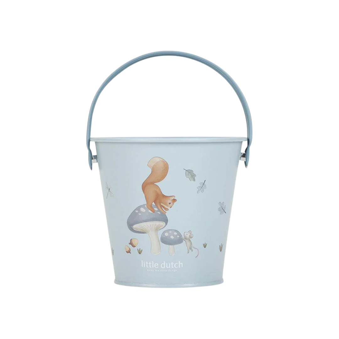 Balde azul claro decorado com desenho de esquilo e cogumelos