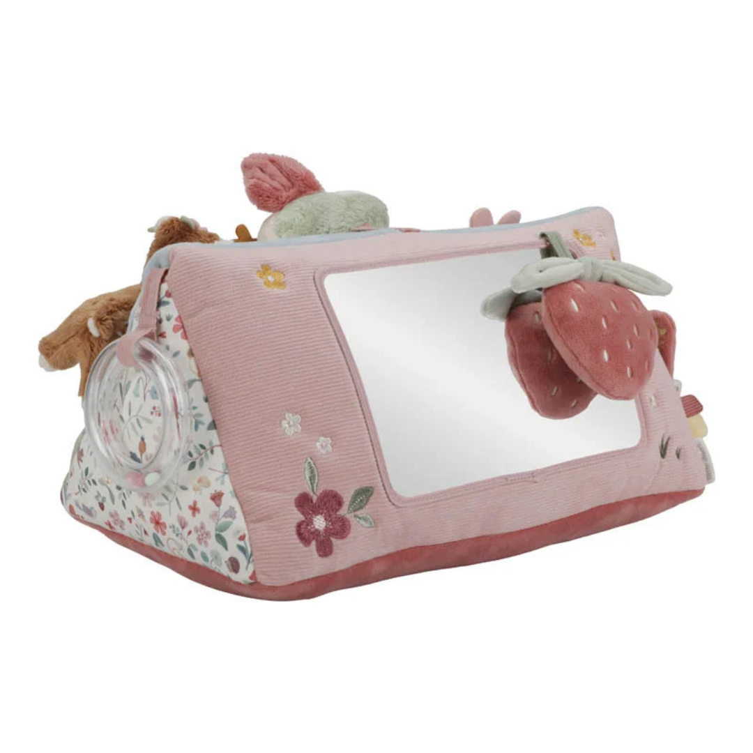 Espelho de bebé com tecido rosa, bordados florais, peluches de morangos e animais