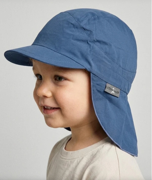 Chapéu infantil azul com pala e proteção para o pescoço