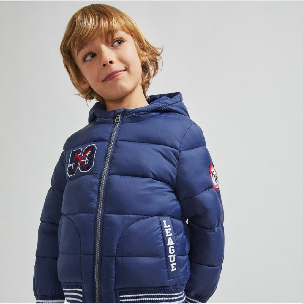 Casaco azul acolchoado para criança com capuz e fecho de correr