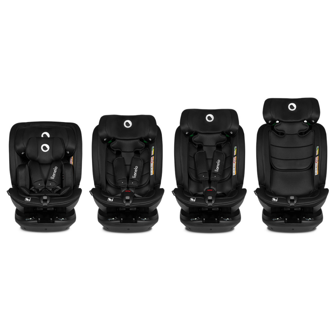 Quatro cadeiras auto pretas para crianças alinhadas lado a lado