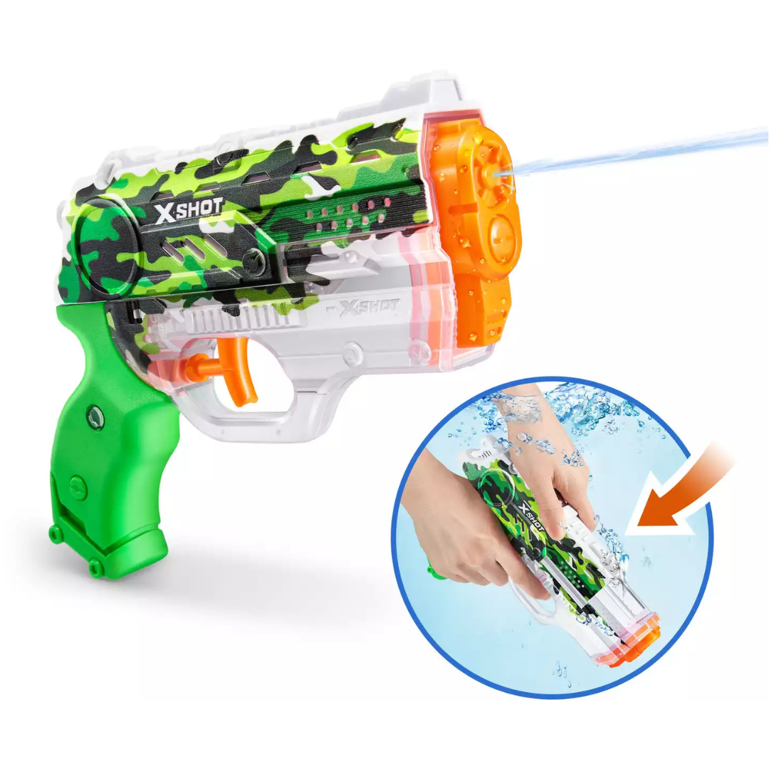 Pistola de água XSHOT verde e camuflada a disparar água
