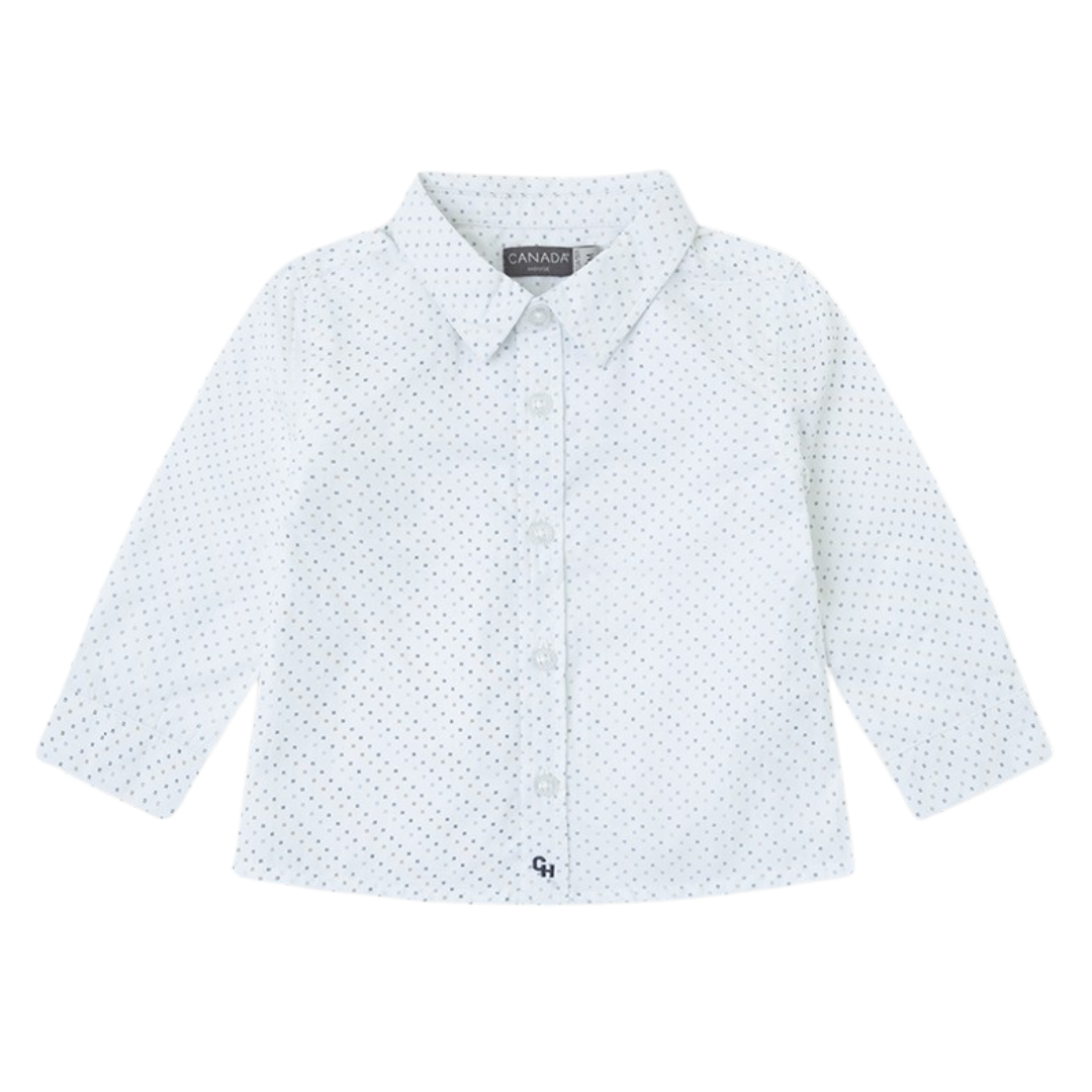 Camisa branca de criança com pequenos pontos azuis e botões frontais
